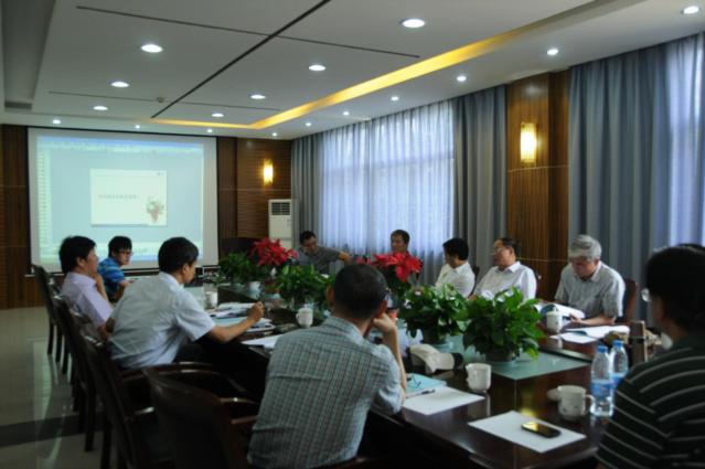 王小烈一行听取地质所有关东海科钻卫星孔地球物理综合观测项目的汇报