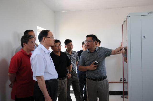 专家组视察观测实验室