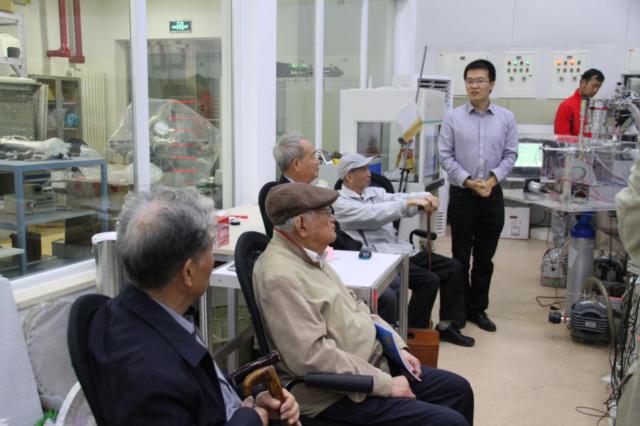 各位院士听取中心仪器研发骨干龙涛汇报TOF-SIMS的研发进展情况
