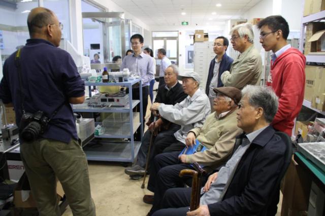 各位院士听取中心仪器研发骨干杨之青高工汇报超高真空精密三维样品台的研发工作情况