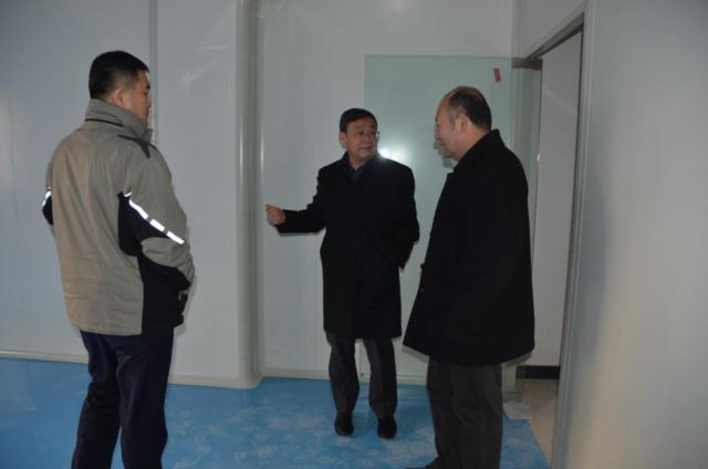 何长虹书记一行在同位素实验室开展安全生产检查