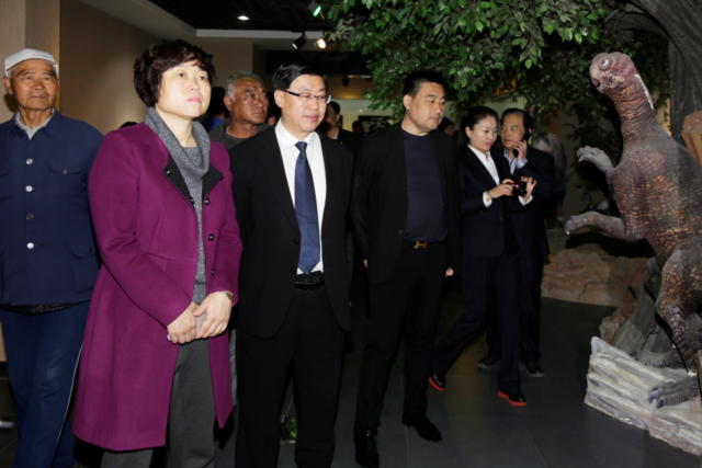 市委常委、副市长韩宪臣（前左2），副市长包秀梅（前左1）在潘立军 馆长（前左3）的陪同下参观了博物馆