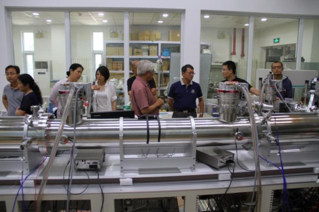 刘敦一研究员向周文能副司长一行介绍中心自主研发的TOF-SIMS仪器